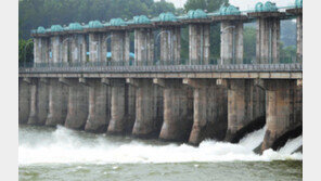 주요 댐 방류… 한강 녹조농도 4분의1로 뚝