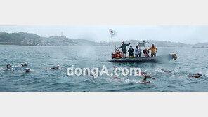 [SD포토] 수영 횡단, 독도를 향한 힘찬 손짓