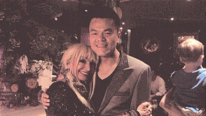 박진영, 美유명 패션디자이너와 뜨거운 포옹…‘둘은 무슨 사이?’