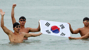 [SD포토] 독도 횡단, ‘남성미 넘치는 싱크로 나이즈’