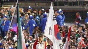 [런던 올림픽 폐막식] 위풍당당하게 입장하는 태극기