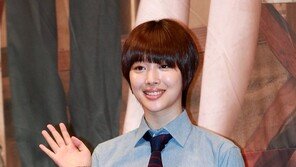 [포토] ‘짧은 머리’ 설리, 미소년 변신 ‘꽃미소 활짝!’