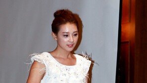 [포토] ‘아그대’ 김지원, 초미니 ‘아찔 계단 오르기~’