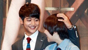 [포토] 샤이니 민호, 예쁜 우리 설리 ‘머리 쓰담쓰담~’