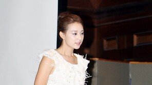 [포토] ‘초미니’ 김지원, 아찔한 각선미… ‘조심조심’