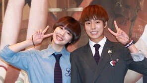 [포토] ‘귀요미 커플’ 설리-이현우, ‘깜찍한 브이~’