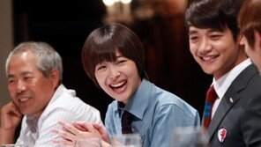 [포토] ‘빵 터진’ 설리, ‘뭐가 그리 재미있어?’