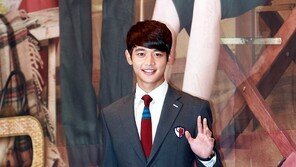 [포토] ‘아그대’ 민호, 스크롤 압박오는 모델 비율