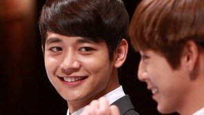 [포토] 민호, 이현우 보는 눈빛이…‘촉촉’