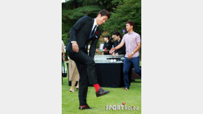 [포토] 이범영, 패션 포인트는 귀요미 빨강 양말