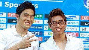 [포토] 정성룡-구자철, 시크한 와이셔츠 입고 ‘깜찍 브이’