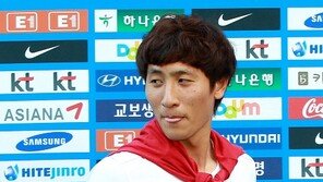 [포토] 지동원, 빨간 마후라 두르고 복고 패션 종결