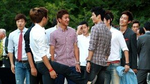 [포토] 구자철, 기성용 엉덩이에 하이킥 ‘좀 꾸며!’