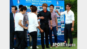 [포토] 촬영 포지션 정하는 구자철 ‘170cm 밑으로 다 나와~’