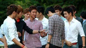 [포토] 기성용 패션에 관심 많은 선수들 ‘어디꺼야?’