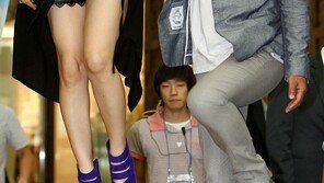 [포토] 김윤석, 그의 시선 끝은 김혜수 몸매?