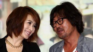 [포토] 김혜수 옆 김윤석, 피부색 굴욕 ‘태닝남’ 등극