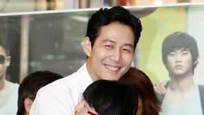 [포토] 이정재, 여성팬 안고 꽃미소 ‘그대 내 품에’