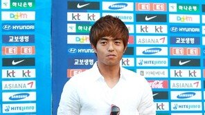 [포토] 백성동, 흰 와이셔츠에 빨간 선글라스로 포인트