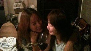  이효리-안혜경, 둘이 뽀뽀할 기세? ‘훈훈한 생일파티 현장’ 