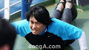 [SD포토] 김장훈, 수영 전 준비운동 ‘으쌰으쌰~’