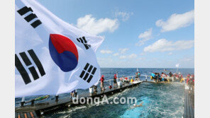 [SD포토] 독도횡단, 힘찬 수영 릴레이 ‘성공을 위하여~’