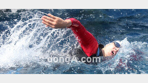 [SD포토] 송일국, 힘찬 수영 ‘젖 먹던 힘까지~’