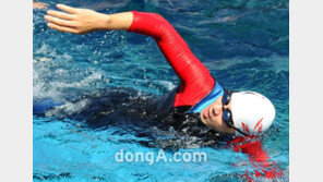 [SD포토] 헤엄치는 송일국, 거친 남성미 물씬