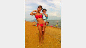 이윤미, 딸 아라와 탄력넘치는 비키니 자태 뽐내 ‘아기엄마 맞아?’