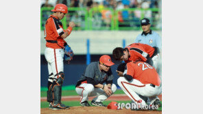 [포토] 바티스타, 이지영 타구에 팔 부상