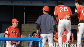 [포토] 바티스타 부상에 시름 깊어진 한대화 감독