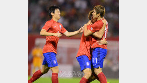 [포토] 이근호 추가골에 달려와 기뻐하는 동료들