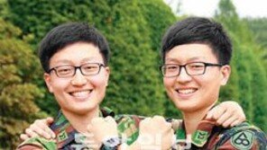 쌍둥이 하사 나란히 소위 된다