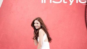 한채영, 뒤태 반전 드레스에 수줍은 미소