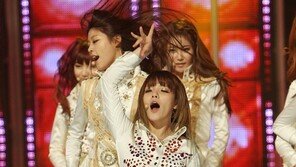 [포토] AOA 지민, 의상 붙잡고 격렬 댄스