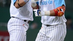 [포토] 강민호, 동점 솔로 홈런 ‘나이스 샷!’