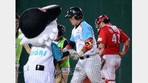 [포토] 강민호, 좌중월 동점 솔로 홈런 ‘이제 동점!’