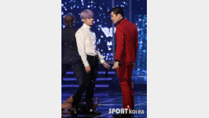 [포토] 용준형-이루, 마주보고 매력 경쟁