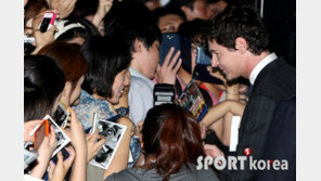 [포토] 벤자민 워커, 여성팬과 눈맞춤 ‘잠 못 이룰듯’