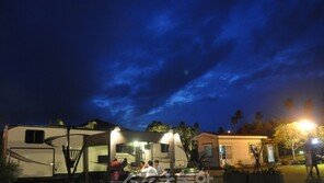 “우리는 호텔로 캠핑 간다”