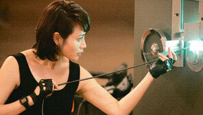 ‘도둑들’ 김혜수, 귀걸이로 자물쇠 잽싸게 따는데… ‘실린더-핀’ 원리 알면 가정집 90% 뚫려