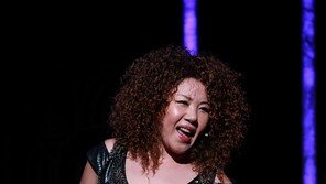 [포토] ‘슈퍼디바’ 이은하, 파워풀한 가창력 ‘작렬!’