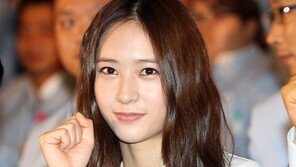 [포토] 크리스탈, 소심한 파이팅 ‘그래도 귀여워~’