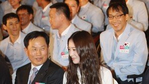 [포토] 크리스탈 등장, 男성팬들 입가에 ‘환한 미소’