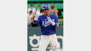 [포토] 이승엽 ‘첫 타점은 나의 것! 아내가 보고있다고!’