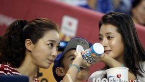 [포토] 이소연-이송정, 잠실구장서 여신미모 드러내