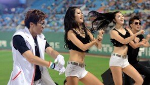 [포토] 롯데 치어리더 박기량, 쩍벌 승마춤으로 ‘시선집중’