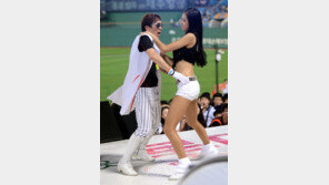 [포토] 롯데 치어리더 박기량, 강남스타일 남댄서와 아찔한 댄스 호흡