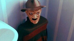 등이 시원한 화장실, 갑자기 불이라도 꺼지면... “끔찍해!”