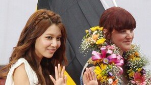 [SD포토] 수영, 성숙미 발산 ‘팬들 환호에 미소 ’